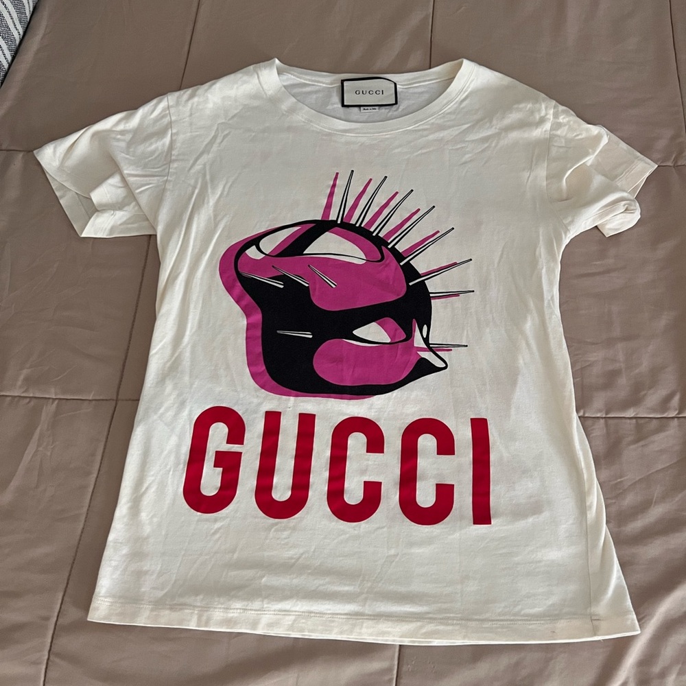 *SALE* gucci t shirt White, pink, and red. Size small.